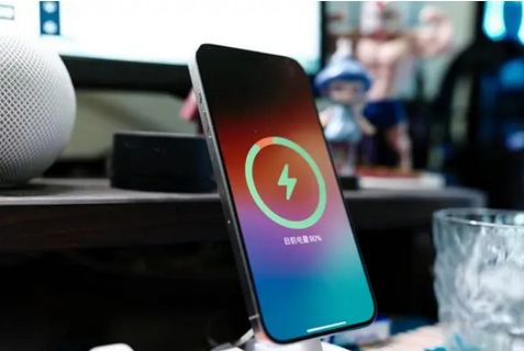 贵定苹果15换屏服务分享用什么充电器给iPhone15充电更好 